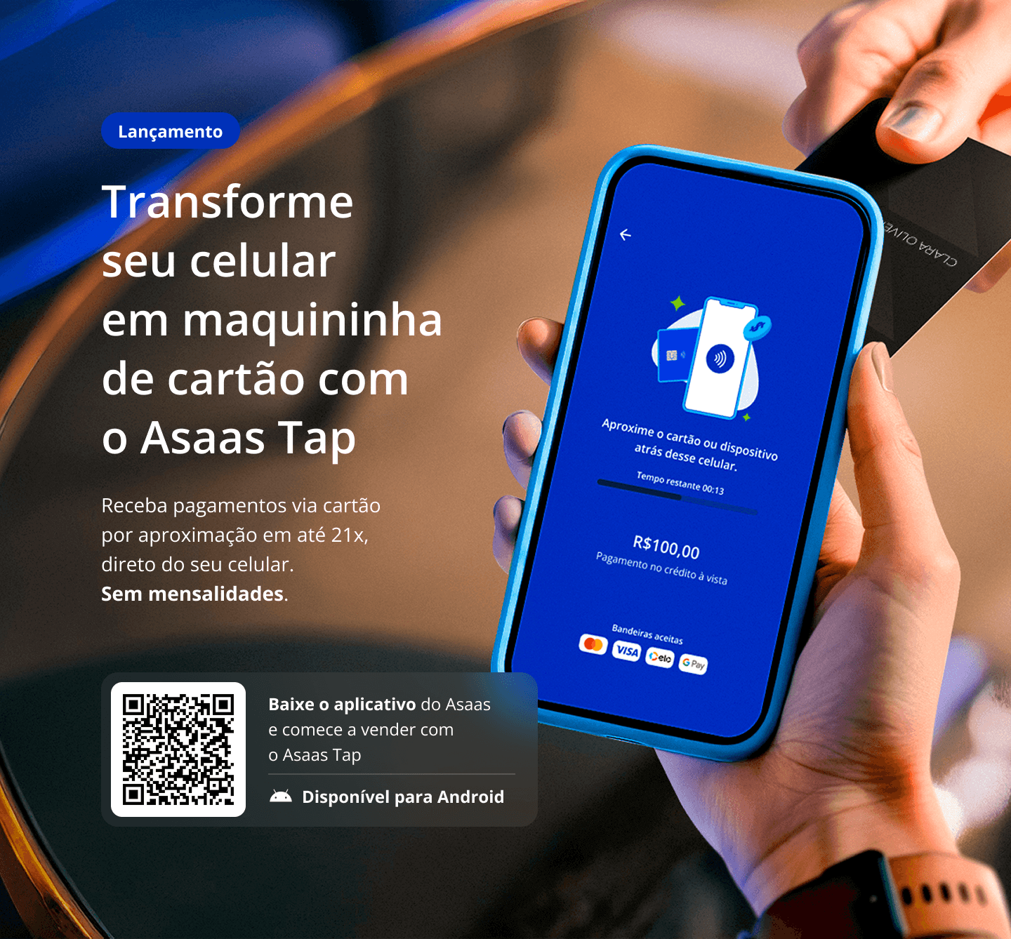 Pessoa segurando um celular com a tela exibindo a interface do Asaas com a mensagem: \